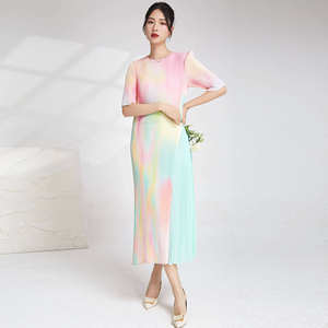 2025 ultimo abito di moda <span class=keywords><strong>donna</strong></span> Miyake stile Casual stampato plissettato Color <span class=keywords><strong>arcobaleno</strong></span> con disegno di cuciture di personalità abito da <span class=keywords><strong>donna</strong></span> - Product Image 2