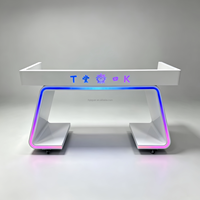 Station DJ de style technologique moderne avec éclairage RGB, logo lumineux personnalisé, table de DJ avec découpe de circuit imprimé pour clubs, salons et événements