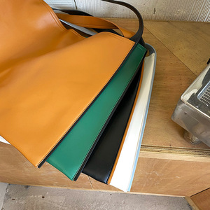 Grand sac fourre-tout blanc minimaliste avec bandoulière large bicolore, style été pour femmes - Product Image 4