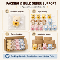 Figurine en peluche personnalisée avec détails de boutons, visage brodé, poupée mascotte douce pour la vente en gros de produits IP OEM
