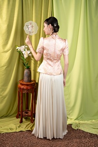 Vestido Ceremonial Vietnamita de 4 Paneles con Brocado y Mini Estampado Floral - Rosa Pastel con Delicado Detalle de Lazo KPP23 - Product Image 5