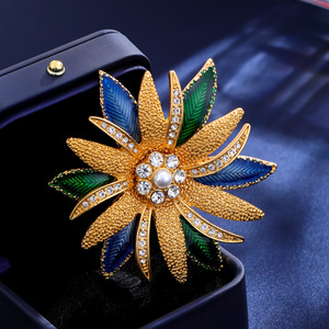 Broche en émail cristal étincelant plaqué or KAMMY, motif renard, en acier inoxydable, pour femme, cadeau idéal pour fiançailles, anniversaire, fête - Product Image 1