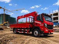 Pour la construction et le levage : Grue de camion rotative robuste avec flèche télescopique.