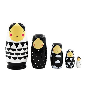 La fábrica vende directamente la muñeca de madera en blanco y negro, juguetes rusos de cinco capas para niños, muñeca anidada - Product Image 1