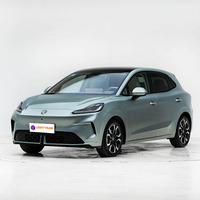 La voiture électrique MG4 X (EV) produite en Chine avec une autonomie de plus de 700 km, un moteur de 300 kW et une batterie de 50-70 kWh, gagne en popularité