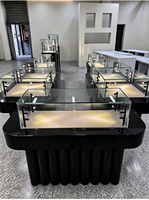 Comptoir de présentation de bijoux incurvé noir de luxe avec éclairage LED, vitrine à bijoux en verre trempé, présentoir de bijouterie sur mesure