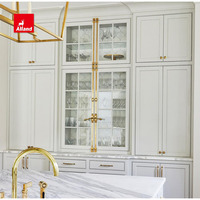 Allandcabinet Transitioanl Armoire de cuisine avec cadre américain Portes solides perlées et dosseret et comptoir en marbre irrégulier