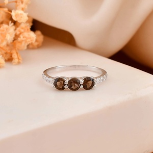 แหวนเงินควันที่ประดิษฐ์ขึ้นอย่างเชี่ยวชาญพร้อมด้วยอัญมณีควอทซ์สโมควอทซ์ที่มีเสน่ห์ออกแบบมาอย่างประณีตสำหรับงานแต่งงานได้รับใบอนุญาตยี่ห้อส่วนตัว - Product Image 1