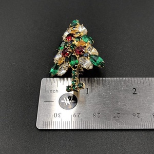 Broche de Árbol de Navidad Verde al por Mayor, Broche de Metal con Pedrería para Regalo de Año Nuevo - Product Image 6