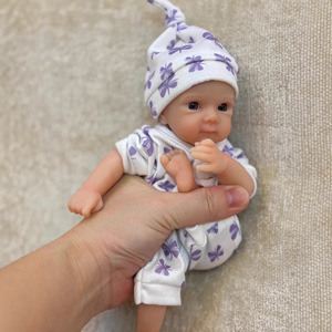 OtardDolls Poupée bébé réaliste en silicone de 8 pouces, douce et extensible, pour adolescents, figurine jouet - Product Image 3