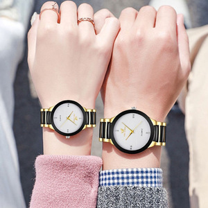 Montre à <span class=keywords><strong>quartz</strong></span> tendance avec cadran à aiguilles, bracelet en acier inoxydable incrusté de diamants, style simple et personnalisé pour couple, grand format - Product Image 5