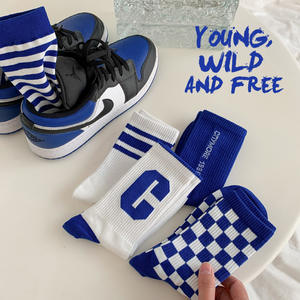 Calcetines deportivos de media pantorrilla de algodón puro azul <span class=keywords><strong>Klein</strong></span> para mujeres y hombres Diseño de rejilla de tablero de ajedrez de moda para las estaciones de primavera y otoño - Product Image 4