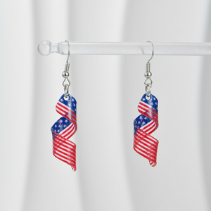 Pendientes acrílicos en espiral con bandera americana, ganchos dorados y plateados, joyería unisex, verano 2024 - Product Image 3