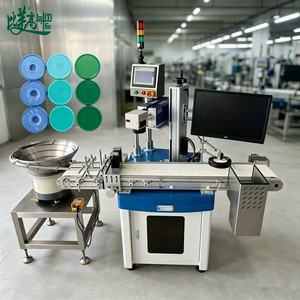 Machine de marquage laser UV tout-en-un avec dispositif d'alimentation et de rejet automatiques pour le marquage QR d'un code sur chaque bouchon de bouteille - Product Image 3