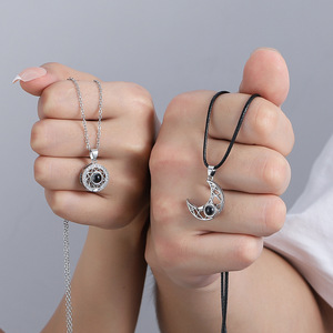 Collar personalizado <span class=keywords><strong>de</strong></span> proyección <span class=keywords><strong>de</strong></span> pareja <span class=keywords><strong>de</strong></span> día y noche para él y ella, cadena <span class=keywords><strong>de</strong></span> bloqueo <span class=keywords><strong>de</strong></span> colgante magnético <span class=keywords><strong>de</strong></span> moda INS 100 idiomas - Product Image 2