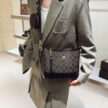 Sac seau tendance en PU pour femme avec doublure en fibre de polyester et motifs géométriques, idéal pour porter ou accrocher en bandoulière au printemps - Product Image 4