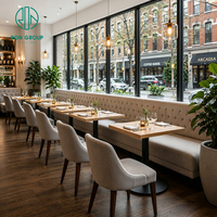 Ensemble de mobilier de restaurant moderne Ron Group : banquette capitonnée, table carrée en bois, chaise ergonomique en tissu pour café