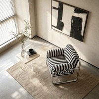 Fauteuil individuel en velours, durable, avec structure métallique et rembourrage en mousse, idéal pour hôtels et salons, design minimaliste.