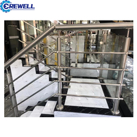 Poteau de balustrade d'escalier moderne de luxe en acrylique haute transparence et acier inoxydable Crewell CWSP302 Cristal Satiné & Miroir
