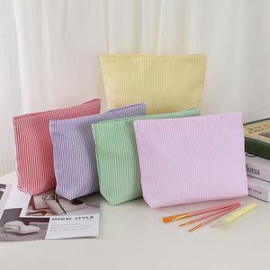 Bolsa de Cosméticos de Gran Capacidad, de Hilo de Poliéster con Burbujas, Transpirable, Bordada, Portátil, para Viaje y Almacenamiento de Maquillaje - Product Image 3