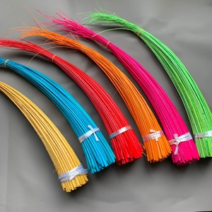 Tiges de plumes d'autruche en gros – Décorations colorées teintées pour chapeaux de clubs hippiques, DIY, scène, festival et fêtes - Product Image 1