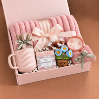 Coffret cadeau spa artisanal personnalisé avec couverture, tasse, bougie, savon, chaussettes, fleur au crochet pour cadeaux d'entreprise
