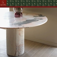 Table à manger ronde de luxe moderne GOLDKING avec plateau en marbre rose tabac et base à piétement unique cannelé, personnalisable OEM/ODM pour appartement