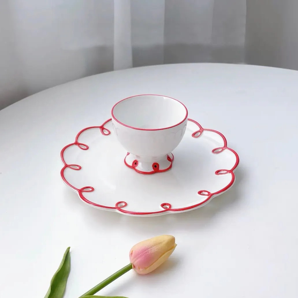 Vaisselle de table française en céramique, assiette française en dentelle ajourée avec le bord rouge, assiettes à chargeur faites à la main ins, décoration de mariage