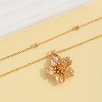 Collier pendentif fleur dorée double couche avec chaîne perlée à deux brins et rallonge ajustable, cadeau bijou pour femmes et jeunes filles