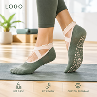Chaussettes de yoga antidérapantes à revers croisés, couleur vert sauge et rose pâle, ajustement souple pour studio, production en gros, évaluation des illustrations, calibrage des tailles