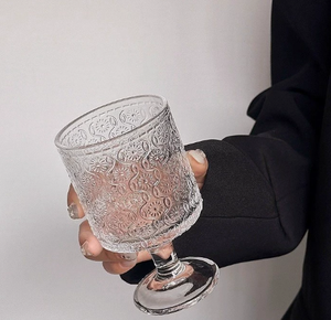 Vintage Geprägte Blumen-Glasbecher Klare und Farbige Weingläser für Hochzeiten Elegantes Trinkgeschirr - Product Image 1