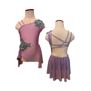 Le costume de ballet de Vivian_Vivid est confectionné en tissu doux en nylon et élasthanne dans une magnifique couleur violet africain, alliant élégance et confort. - Product Image 1