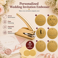 Timbres en relief personnalisés avec initiales ou motifs - parfaits pour les cadeaux de mariage, les décorations de table et les invitations.