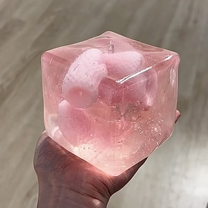 Le best-seller transfrontalier de PLAYGORO : Grandes boules de glace carrées rafraîchissantes à la fraise, compressibles, en matériau TPR, pour les jeunes - Product Image 1