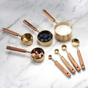 Conjunto de copos e colheres de medição digitais de ouro com cabo de madeira de acácia de aço inoxidável 8 peças personalizado para cozinha e assados