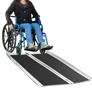 Rampa pieghevole di personalizzazione dell'oem di nuova progettazione 2022 per le rampe pieghevoli di alluminio della sedia a rotelle della rampa antiscivolo domestica degli animali domestici