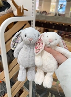 Jellcatt UK Peluche Lapin Timide aux Oreilles Florales, Douce, à Longues Oreilles Tombantes, Poupée en Peluche