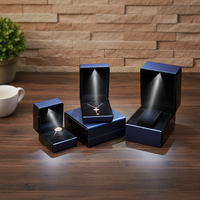 Boîte à bijoux luxueuse avec fonction d'éclairage. Boîte de présentation mate de style tiroir, personnalisable avec logo de marque.