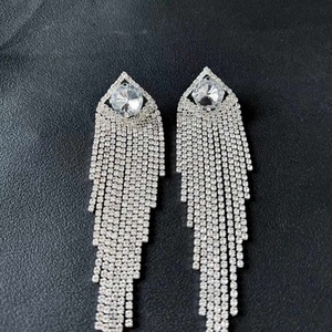 Boucles d'oreilles longues en cristal à pampilles super brillantes, géométriques, plaquées or, pour enfants, élégantes et exagérées, pour la mode - Product Image 4