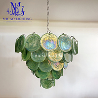 Grand lustre vintage médiéval français, suspension en verre en forme de disque tourbillonnant vert empilé pour villa, hall et grands espaces