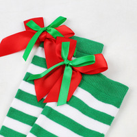 Bas rayés longs au-dessus du genou pour femmes européennes et américaines Nouvelles chaussettes de boule de Noël respirantes avec nœud de vacances