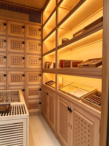 Solution de design intérieur moderne et luxueuse pour salon de cigares, avec humidor intégré, éclairage LED et vitrine de présentation pour la vente au détail. - Product Image 2