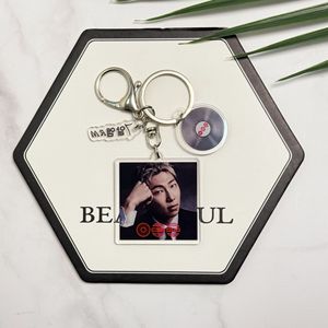 Llavero acrílico con foto de ídolo Kpop, colgante decorativo para bolso con diseño de disco de vinilo, regalo coleccionable para fans de álbumes, venta al por mayor - Product Image 4