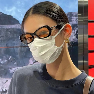 Nouvelles lunettes de soleil pour femmes avec chaîne, petite monture, protection UV400, matériau PC, noires, tendance, pour le voyage et la conduite - Product Image 3