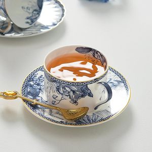 Vente en gros d'usine Yannoxi Service à thé classique <span class=keywords><strong>de</strong></span> <span class=keywords><strong>l</strong></span>'après-midi Bleu et blanc Floral en céramique Tasse à café et soucoupe Passe au lave-vaisselle pour événement - Product Image 1