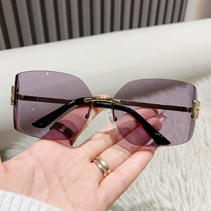 2024 nuovo arrivo occhiali da sole rettangolari congiunti alla moda in metallo dorato alla moda all'ingrosso <span class=keywords><strong>Y2K</strong></span> occhiali da sole senza montatura - Product Image 1