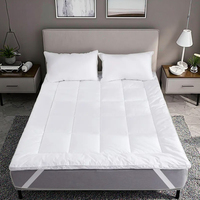 Vente en gros de couvre-matelas épais doux personnalisé Rembourrage 3D alternative en duvet avec housse en microfibre pour la maison et l'hôtel