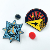 Fabricant chinois de broches personnalisées en émail, broches de revers en métal à motif de dessin animé mignon, broches en émail dur et doux plaquées or en gros, personnalisables
