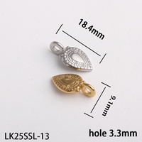 Divers pendentifs en acier inoxydable plaqué or 18 carats à motifs multiples pour la fabrication de bijoux, de colliers et de bracelets.