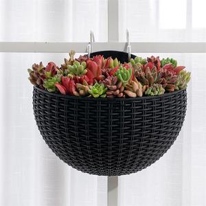 Jardinière suspendue semi-circulaire en plastique tressé imitation rotin pour jardin extérieur - Product Image 3